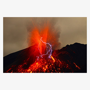 佳作　　海老原 勇一さんの作品　「桜島爆発的噴火と火山雷」